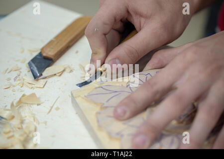 Carpenter lavora con legno, retrò, oscurata close up foto Foto Stock