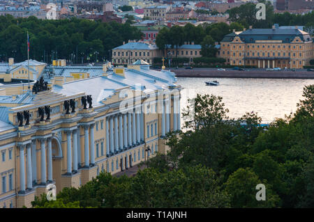 Notti bianche a San Pietroburgo, vista del Senato e Sinodo edificio sulla piazza del Senato e Admiralteyskaya embankment Foto Stock