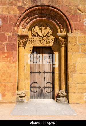 Porta con tympan della chiesa di Saint Pierre e Saint Paul, Montceaux-l' Etoile, Saône et Loire, Francia. Foto Stock