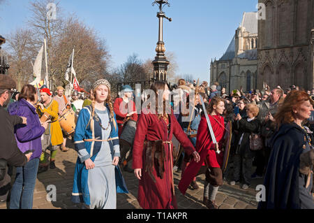 Processione di persone in costume presso il Viking Festival York North Yorkshire England Regno Unito Regno Unito GB Gran Bretagna Foto Stock