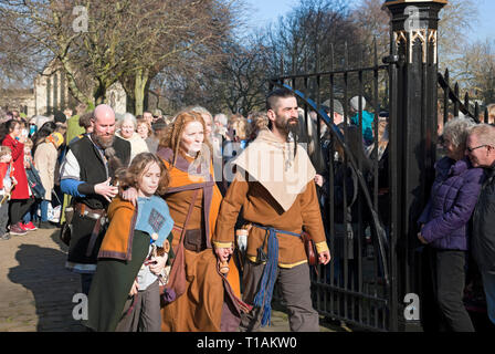 Processione di persone in costume vestito come al Viking Festival York North Yorkshire Inghilterra Regno Unito GB Gran Bretagna Foto Stock