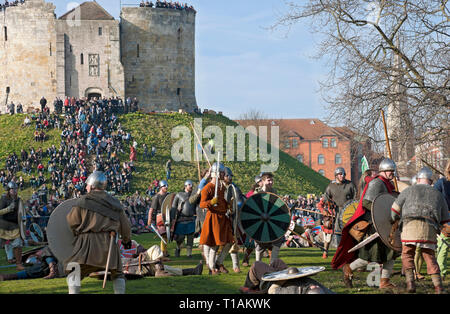 Persone in costume vestite come vichinghi e anglosassoni al Viking Festival Clifford's Tower York North Yorkshire Inghilterra Regno Unito Gran Bretagna Foto Stock