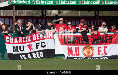 Dartford, Kent, Regno Unito. Il 24 marzo 2019. Man Utd sostenitori durante il FAWSL 2 corrispondenza tra Charlton Athletic donne e il Manchester United donne presso Oakwood, Old Rd, Crayford, Dartford Kent, DA1 4DN il 24 marzo 2019. Foto di Andy Rowland. Credito: Andrew Rowland/Alamy Live News Foto Stock