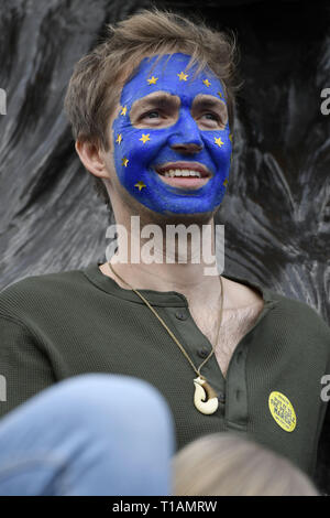 London, Greater London, Regno Unito. 23 Mar, 2019. Anti brexit protester visto con il suo volto dipinto con la bandiera dell'Unione europea in Trafalgar Square durante la dimostrazione.oltre un milione di persone hanno marciato pacificamente nella zona centrale di Londra in favore di un secondo referendum. Le persone si sono riunite a Park Lane per rally a Piazza del Parlamento a dimostrare contro il governo Tory's Brexit negoziati, e la richiesta di una seconda votazione finale sul Brexit trattativa. Il mese di marzo è stato organizzato dai popoli votazione. Credito: Andres Pantoja/SOPA Immagini/ZUMA filo/Alamy Live News Foto Stock