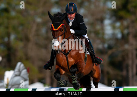 Raeford, North Carolina, Stati Uniti d'America. 24 Mar, 2019. Marzo 24, 2019 - Raeford, N.C., STATI UNITI D'AMERICA - BRUCE (BUCK) DAVIDSON JR. degli Stati Uniti di equitazione, CARLEVO compete in show jumping in rotta per vincere l'OT-una divisione al sesto Cloud annuale 11-Gavilan Nord Carolina LLC International CCI e Cavallo, prova a Carolina Horse Park. Il Carolina International CCI e cavallo di prova è uno di America del Nord il premier eventing per competizioni nazionali ed internazionali di combinazioni di eventi, hosting di concorrenza internazionale per la CCI2*-S attraverso il CCI4*-S livelli e i livelli nazionali di formazione attraverso Foto Stock