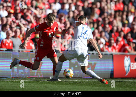 Cardiff, Galles, UK. 24 Mar, 2019. David Brooks del Galles e David Hancko della Slovacchia in azione. UEFA Euro 2020 il qualificatore corrispondono, gruppo e Galles v Slovacchia al Cardiff City Stadium di Cardiff , Galles del Sud domenica 24 marzo 2019. pic da Andrew Orchard /Andrew Orchard fotografia sportiva/Alamy live News solo uso editoriale Credito: Andrew Orchard fotografia sportiva/Alamy Live News Foto Stock