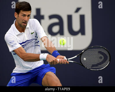 Giardini di Miami, Florida. Il 24 marzo 2019. Novak Djokovic di Serbia sconfigge Federico Delbonis di Argentina il giorno 7 del Miami Open presentato da Itau all'Hard Rock Stadium il 24 marzo 2019 nei giardini di Miami, Florida Persone: Novak Djokovic Foto Stock