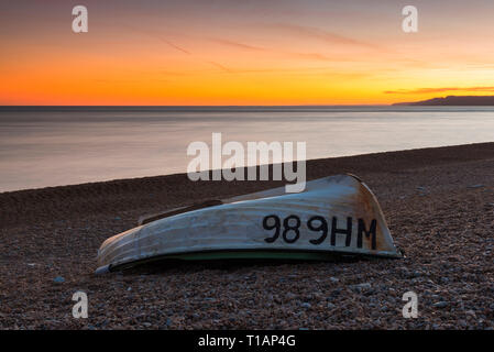 Seatown, Dorset, Regno Unito. Il 24 marzo 2019. Regno Unito Meteo. Un tramonto spettacolare vista dalla spiaggia di ciottoli a Seatown sul Dorset Jurassic Coast dopo una giornata di cielo sereno e il sole caldo. Credito Foto: Graham Hunt/Alamy Live News Foto Stock