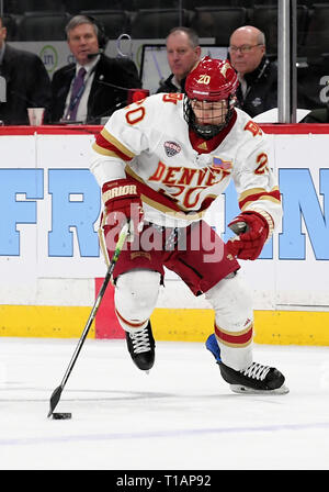 Marzo 23, 2019 Denver pionieri in avanti Emilio Pettersen (20) pattini il puck su ghiaccio durante la NCHC congelati Faceoff terzo posto gioco tra il Colorado College Le tigri e i pionieri di Denver all'Xcel Energy Center, St. Paul, MN. La sconfitta di Denver Colorado College 6-1. Foto di Russell Hons/CSM Foto Stock