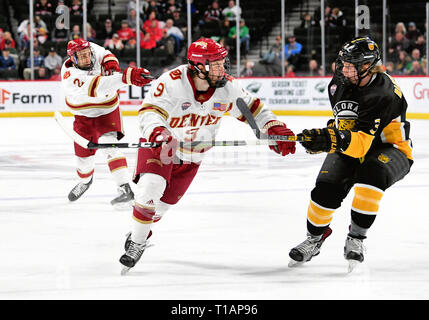 Marzo 23, 2019 Denver pionieri in avanti Tyson McLellan (9) le gare per la rete come pionieri di Denver defenceman Erich paura (2) germogli dietro di lui durante il NCHC congelati Faceoff terzo posto gioco tra il Colorado College Le tigri e i pionieri di Denver all'Xcel Energy Center, St. Paul, MN. La sconfitta di Denver Colorado College 6-1. Foto di Russell Hons/CSM Foto Stock