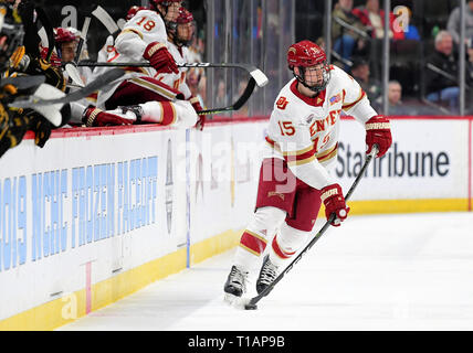 Marzo 23, 2019 Denver pionieri defenceman Ian Mitchell (15) pattini il puck su ghiaccio durante la NCHC congelati Faceoff terzo posto gioco tra il Colorado College Le tigri e i pionieri di Denver all'Xcel Energy Center, St. Paul, MN. La sconfitta di Denver Colorado College 6-1. Foto di Russell Hons/CSM Foto Stock