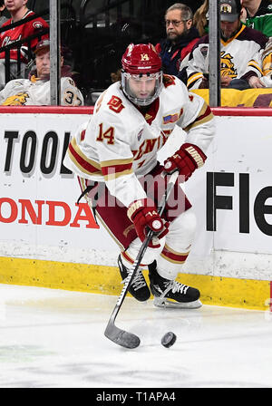 Marzo 23, 2019 Denver pionieri in avanti Jarid Lukosevicius (14) dei pattini con il puck durante il NCHC congelati Faceoff terzo posto gioco tra il Colorado College Le tigri e i pionieri di Denver all'Xcel Energy Center, St. Paul, MN. La sconfitta di Denver Colorado College 6-1. Foto di Russell Hons/CSM Foto Stock