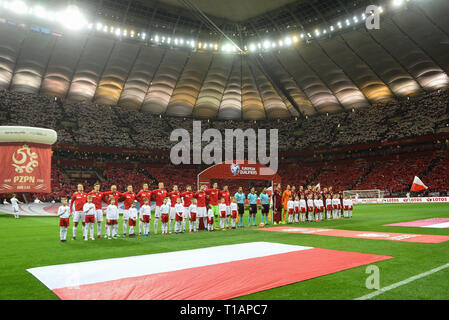 Polonia e Lettonia squadre sono visto cantare gli inni nazionali prima dell'Euro 2020 qualificatori (gruppo D) match tra Polonia e Lettonia. ( Il punteggio finale; Polonia 2:0 Lettonia ) Foto Stock