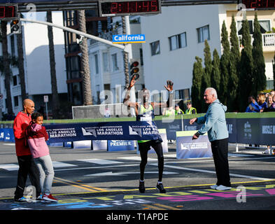 Los Angeles, Stati Uniti d'America. 24 Mar, 2019. Eliseo Barno 2 (R) del Kenya attraversa la linea del traguardo per vincere gli uomini di gara durante la trentaquattresima la maratona di Los Angeles, Stati Uniti, 24 marzo 2019. Credito: Zhao Hanrong/Xinhua/Alamy Live News Foto Stock