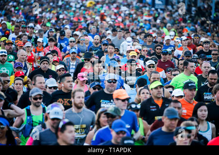 Los Angeles, Stati Uniti d'America. 24 Mar, 2019. Guide di scorrimento inizia dal Dodger Stadium durante il XXXIV la maratona di Los Angeles, Stati Uniti, 24 marzo 2019. Credito: Zhao Hanrong/Xinhua/Alamy Live News Foto Stock