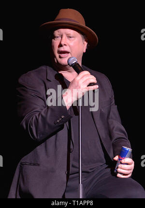 Fort Lauderdale, FL, Stati Uniti d'America. 23 Mar, 2019. Darrell Hammond esegue durante una Bn di tutte le stelle per la celebrazione annuale & beneficio per il Broward Center presso Au-Rene teatro presso il Centro Broward il 23 marzo 2019 a Fort Lauderdale, Florida. Credito: Mpi10/media/punzone Alamy Live News Foto Stock