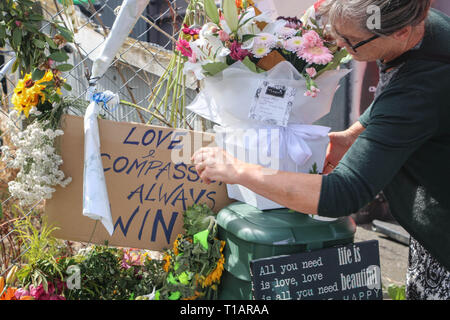 Christchurch, Canterbury, Nuova Zelanda. 23 Mar, 2019. Un Isola di Waiheke donna percorsa dall'Isola del nord con il suo partner e due cani, ha posto una targhetta che leggere, ''l'amore e la compassione di vincere sempre'' come lei paga rispetto alle 50 vittime delle moschee gli attacchi terroristici. Circa 50 persone sono state uccise in Christchurch moschee attacco terroristico le riprese di targeting Masjid Al Noor moschea e la Moschea Linwood. Credito: Adam Bradley SOPA/images/ZUMA filo/Alamy Live News Foto Stock