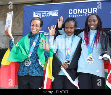 Los Angeles, California, USA. Il 24 marzo 2019. Askale Merachi, vincitore delle donne di gara, mantiene il suo premio con Lucia Karimi (3° posto) e Cynthia Jerop (2° posto) presso il Los Angeles Maratona in Los Angeles, California. Credito: Sheri Determan/Alamy Live News Foto Stock