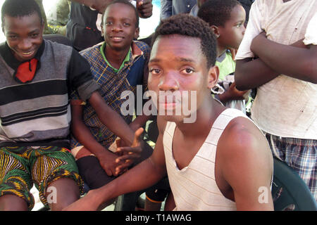 Beira, Mozambico. 22 Mar, 2019. Silva Joa Quimba (anteriore) è stata salvata da una barca ed è in attesa nel porto di Beira da adottare per un rifugiato shelter. Decine di migliaia di persone hanno perso le loro case, reddito e spesso i familiari nel centro del Mozambico dopo l uragano "Idai'. (A dpa " aiutanti in Mozambico mettere in guardia contro le malattie dopo il ciclone' dal 25.03.2019) Credito: Kate Bartlett/dpa/Alamy Live News Foto Stock