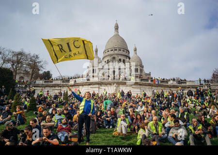 Parigi, Ile de france, Francia. 23 Mar, 2019. I manifestanti a raccogliere le orme del Sacre Coeur di Montmartre. Durante il XIX atto del francese Giubbotto giallo movimento, manifestanti a raccogliere le orme della Basilica Sacre Coeur, a nord di Parigi. Credito: Joao Victor Novelleto SOPA/images/ZUMA filo/Alamy Live News Foto Stock