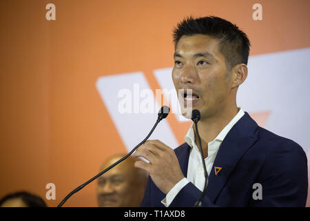 Bangkok, Tailandia. 25 Mar, 2019. Futuro avanzato di leader di partito Thanathorn Juangroongruangkit parla durante una conferenza stampa circa il risultato della Thai elezione generale e la possibilità di formare un governo di coalizione con Pheu Thai Party. Credito: Guillaume Payen SOPA/images/ZUMA filo/Alamy Live News Foto Stock