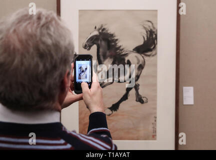 Parigi, Francia. 24 Mar, 2019. Un visitatore prende la foto di un reperto visualizzati in una mostra per ricordare il centenario del movimento Work-Study in Cina centro culturale di Parigi, Francia, 24 marzo 2019. Una cerimonia e una serie di eventi si sono tenuti qui per contrassegnare il centenario del movimento Work-Study. A partire dal 1919, migliaia di progressiva giovane cinese è andato in Francia, dove hanno lavorato nelle fabbriche di Parigi, Lione e Montargis per pagare i loro studi nel paese europeo. Credito: Xinhua/Alamy Live News Foto Stock