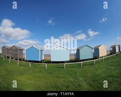 Leysdown, Kent, Regno Unito. 25 marzo, 2019. Regno Unito Meteo: un soleggiato e caldo giorno in Leysdown, Kent. (Foto scattata con un obiettivo fisheye). Credito: James Bell/Alamy Live News Foto Stock