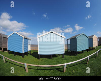 Leysdown, Kent, Regno Unito. 25 marzo, 2019. Regno Unito Meteo: un soleggiato e caldo giorno in Leysdown, Kent. (Foto scattata con un obiettivo fisheye). Credito: James Bell/Alamy Live News Foto Stock