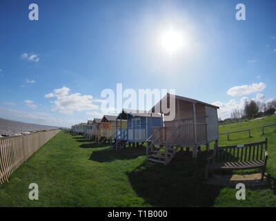 Leysdown, Kent, Regno Unito. 25 marzo, 2019. Regno Unito Meteo: un soleggiato e caldo giorno in Leysdown, Kent. (Foto scattata con un obiettivo fisheye). Credito: James Bell/Alamy Live News Foto Stock