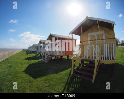 Leysdown, Kent, Regno Unito. 25 marzo, 2019. Regno Unito Meteo: un soleggiato e caldo giorno in Leysdown, Kent. (Foto scattata con un obiettivo fisheye). Credito: James Bell/Alamy Live News Foto Stock
