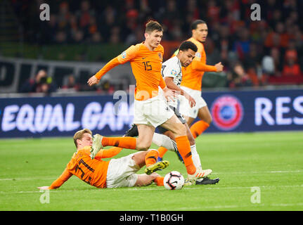 Amsterdam, Paesi Bassi. 24 Mar, 2019. Serge GNABRY, DFB 20 competere per la palla, affrontando, duello, intestazione zweikampf, azione, lotta contro Marten de ROON, NL 15 Frenkie DE JONG, 21 NL PAESI BASSI - GERMANIA 2-3 Importante: DFB regolamenti vietano qualsiasi uso di fotografie come sequenze di immagini e/o quasi-video. La qualificazione per i Campionati Europei quali EM, 2020 stagione 2018/2019, Marzo 24, 2019 a Amsterdam, Paesi Bassi. Credito: Peter Schatz/Alamy Live News Foto Stock