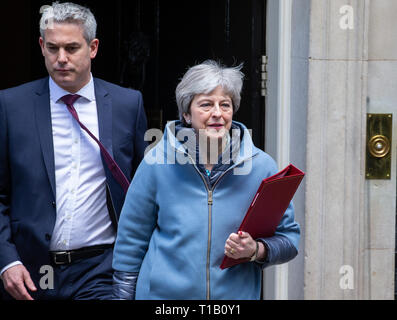 Londra, Regno Unito. 25 Mar, 2019. Il primo ministro, Theresa Maggio, foglie 10 Downing Street con Stephen Barclay, Segretario Brexit, dopo la riunione di gabinetto per andare al Parlamento. Lei sta cercando di raccogliere sostegno da MPs per il suo terzo "voto significativa". Credito: Tommy Londra/Alamy Live News Foto Stock