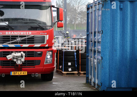 , Nederland, 25-03-2019, Nieuws Binnenland, Breda, un elettrico BMW i8 preso fuoco il lunedì in uno showroom a Huifakkerstraat a Breda. Perché la vettura è elettrico, esso non può essere estinto in modo normale. La vettura doveva quindi essere immersi in un grande contenitore con acqua. La vettura rimane nel serbatoio di acqua per le prossime 24 ore. Foto Stock