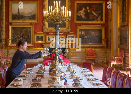 Apsley House, London, Regno Unito. 25 marzo, 2019. "Giovani Wellington in India " mostra esplora i primi anni e fornire approfondimenti nell'uomo conosciuto in tutto il mondo come il primo duca di Wellington, che successivamente hanno sconfitto Bonaparte a Waterloo nel 1815. La mostra viene eseguito dal 30 marzo - 3 novembre 2019. Immagine: Il Deccan servizio cena essendo stabilite per la visualizzazione su un tavolo per banchetti in impressionante galleria di Waterloo. Credito: Malcolm Park/Alamy Live News. Foto Stock