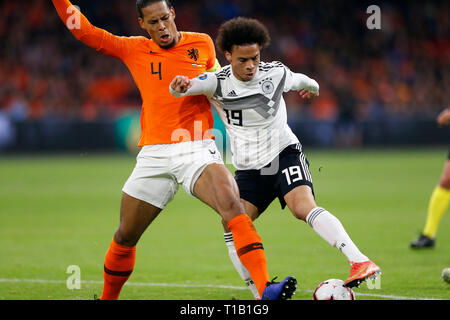 Amsterdam, Paesi Bassi. 24 mar 2019. La UEFA qualificazioni europee, Paesi Bassi vs. Germania 2-3 il 24.03. 2019 in Johan Cruijff - Arena di Amsterdam Leroy SANE (GER) -destra- e Virgilio VAN DIJK (NED) -sinistra- foto: Norbert Schmidt, Duesseldorf Credito: norbert schmidt/Alamy Live News Foto Stock