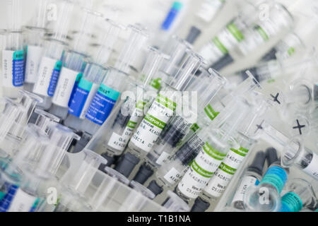 Hannover, Germania. 28 Feb, 2019. I vaccini Encepur, Repevax e IPV Merieux sono posti su un tavolo in una pratica medica. Credit: Ole Spata/dpa/Alamy Live News Foto Stock