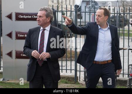 Dresden, Germania. 25 Mar, 2019. Il bilancio dell'UE Il Commissario Günther Oettinger (l) e Nicolas Röhrs, Managing Director di Cloud&Tecnologie di calore, visitare l'azienda Cloud&Tecnologie di calore nei locali dell'azienda. Durante la visita, Oettinger vorrebbe informarsi circa gli obiettivi e le attività del Sassone green IT azienda. Credito: Sebastian Kahnert/dpa/Alamy Live News Foto Stock