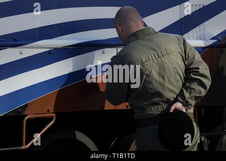 Atene, Grecia. 25 Mar, 2019. Un membro dell'esercito greco visto la pulizia di un veicolo blindato prima la parata militare per commemorare la Giornata nazionale di Atene. Credito: Giorgos Zachos SOPA/images/ZUMA filo/Alamy Live News Foto Stock