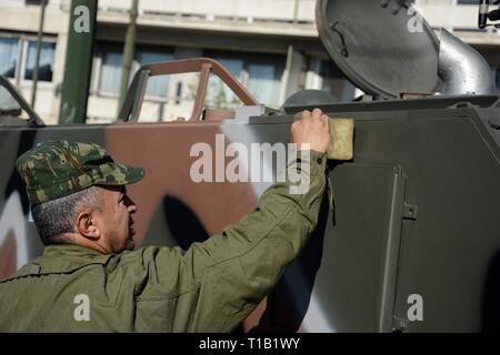 Atene, Grecia. 25 Mar, 2019. Un membro dell'esercito greco visto la pulizia di un veicolo blindato prima la parata militare per commemorare la Giornata nazionale di Atene. Credito: Giorgos Zachos SOPA/images/ZUMA filo/Alamy Live News Foto Stock