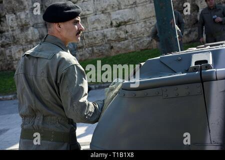 Atene, Grecia. 25 Mar, 2019. Un membro dell'esercito greco visto la pulizia di un veicolo blindato prima la parata militare per commemorare la Giornata nazionale di Atene. Credito: Giorgos Zachos SOPA/images/ZUMA filo/Alamy Live News Foto Stock