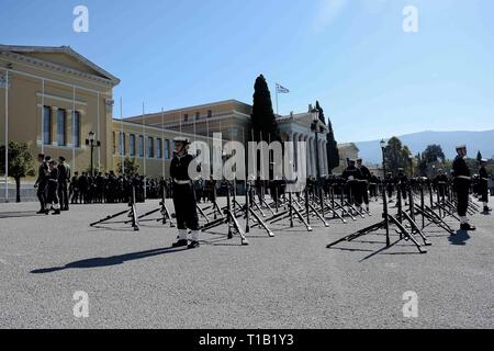 Atene, Grecia. 25 Mar, 2019. I marinai della marina greca sono visto la preparazione per la parata militare di Atene. Credito: Giorgos Zachos SOPA/images/ZUMA filo/Alamy Live News Foto Stock