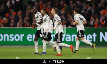 Amsterdam, Paesi Bassi. 25 Mar, 2019. firo: 24.03.2019, football, calcio, nazionale Team Germany, UEFA, qualificazioni del Campionato Europeo 2010, la qualificazione europea 2020, Paesi Bassi, Olanda - GER, Germania 2: 3 giubilo Germania con RUDIGER, GUNDOGAN, REUS, SCHULZ | Credit: dpa/Alamy Live News Foto Stock