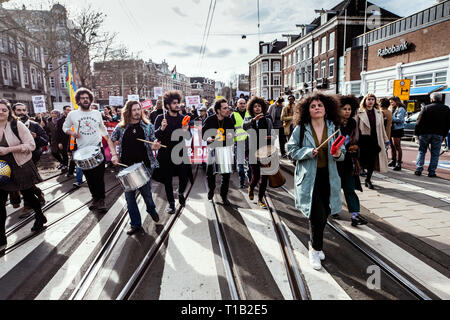 Amsterdam, Paesi Bassi. 23 Mar, 2019. I percussionisti sono visto prima i manifestanti tenendo un banner e cartelloni durante la dimostrazione.In risposta alle elezioni locali nei Paesi Bassi dove l'ala destra partito, Forum per la democrazia, guidati da Thierry Henri Philippe Baudet ha avuto una parte importante dei voti, 10.000 persone si rivelò a marzo contro il razzismo al fine di aumentare la consapevolezza della situazione politica attuale. Baudet del partito ha provocato polemiche tra il popolo olandese a causa della Baudet ala destra ideali e punti di vista. (Credito Immagine: © Marcus paracolpi/SOPA immagini via ZUMA W Foto Stock