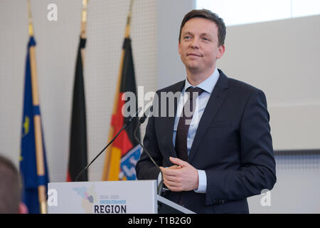 Il 25 marzo 2019, Saarland, Saarbrücken: Tobias Hans (CDU), il primo ministro del Land Saarland, parla al diciassettesimo Vertice della Grande Regione. Saarland ha assunto la presidenza del Lussemburgo Grande Regione vertice. Foto: Oliver Dietze/dpa Foto Stock