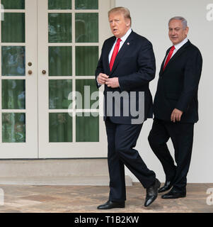 Washington, Stati Uniti d'America. 25 mar 2019. Il Presidente degli Stati Uniti, Trump passeggiate con il Primo ministro di Israele, Benjamin Netanyahu all Ufficio Ovale della Casa Bianca a Washington DC, Marzo 25, 2019. Credito: Chris Kleponis/CNP | Utilizzo di credito in tutto il mondo: dpa picture alliance/Alamy Live News Credito: dpa/Alamy Live News Foto Stock