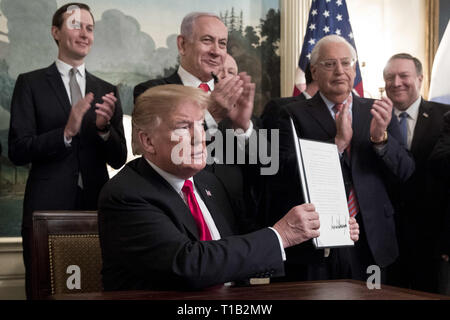 Washington, Distretto di Columbia, Stati Uniti d'America. 25 Mar, 2019. Il presidente statunitense Trump (C) mostra un ordine che ha appena firmato il riconoscimento di Golan come territorio israeliano, nella parte anteriore del primo ministro di Israele Benjamin Netanyahu indietro (C), la carriera diplomatica Recception stanza della Casa Bianca di Washington, DC, Stati Uniti d'America, 25 marzo 2019. Anche nella foto è Senior Advisor del Presidente Jared Kushner (TORNA L), l'Ambasciatore degli Stati Uniti a Israele David Friedman (2-R) e il Segretario di Stato americano Mike Pompeo (R) Credito: Michael Reynolds/CNP/ZUMA filo/Alamy Live News Foto Stock