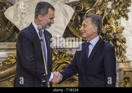 Buenos Aires, capitale federale, Argentina. 25 Mar, 2019. Il re e la regina di Spagna, Felipe VI e Letizia Ortiz, arrivati nella notte del 24 marzo in Buenos Aires come parte della visita di Stato in Argentina.come previsto, le attività ufficiali dei sovrani iniziata lunedì, 25 marzo con un voluminoso agenda delle attività.il mattino, un incontro presso la Casa Rosada con il Presidente Mauricio Macri e la First Lady, Juliana Awada.re sono arrivati presso la sede del governo del paese dove hanno ricevuto onori con la guardia militare. Dopo aver tenuto la fotografia ufficiale nella Sala Bianca, Macri e Felipe VI Foto Stock