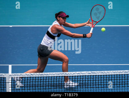 Giardini di Miami, Florida, Stati Uniti d'America. 25 Mar, 2019. Caroline Garcia, della Francia, gioca un volley contro Petra KVITOVA, della Repubblica ceca, durante un quarto round della partita del 2019 Miami Open presentato da Itau professional tennis tournament, giocato all'Hardrock Stadium di Miami, Florida, Stati Uniti d'America. Credito: Mario Houben/CSM/Alamy Live News Foto Stock