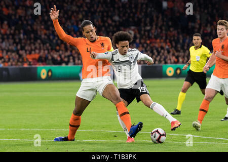 Virgilio VAN DIJK (sinistra, NED) versus Leroy SANE (GER), azione, duelli, calcio Laender corrispondono al Campionato Europeo di qualificazione, gruppo C, Paesi Bassi (NED) - Germania (GER) 2: 3, su 24.03.2019 in Johan Cruyff Arena di Amsterdam/Paesi Bassi. ## DFB/regolamenti UEFA vietare qualsiasi uso di fotografie come sequenze di immagini e/o quasi-video ## € | Utilizzo di tutto il mondo Foto Stock