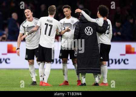 I giocatori tedeschi il tifo per la vittoria, a sinistra per rightn.r. Nico SCHULZ (GER), Marco REUS (GER), Thilo KEHRER (GER), Serge GNABRY (GER), Leroy SANE (GER), giubilo, tifo, tifo, gioia, entusiasmo, celebrare, finale di giubilo, figura intera, formato orizzontale, Soccer Laenderspiel, Campionato Europeo di qualificazione, gruppo C, Paesi Bassi (NED) - Germania (GER) 2: 3, su 24.03.2019 in Johan Cruyff Arena di Amsterdam/Paesi Bassi. ## DFB/regolamenti UEFA vietare qualsiasi uso di fotografie come sequenze di immagini e/o quasi-video ## € | Utilizzo di tutto il mondo Foto Stock